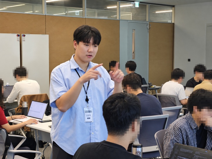 기아 AX 교육 현장에서 참가자에게 실습 방법을 설명하는 신준형 보조강사